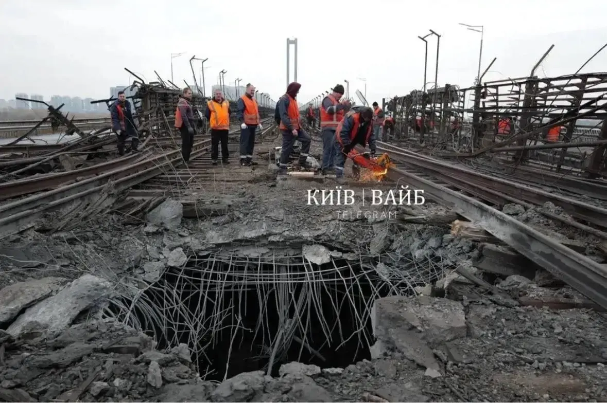 Удар по Південному мосту в Києві, 27 жовтня 2026 року. Фото: соцмережі