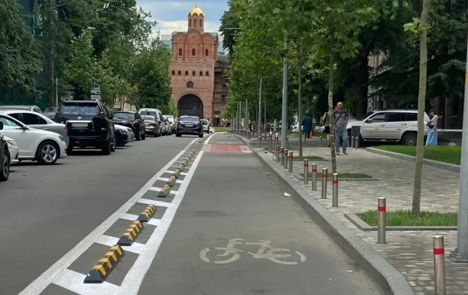 У Києві біля Золотих воріт прибрали автівки, які постійно паркувалися на велодоріжці