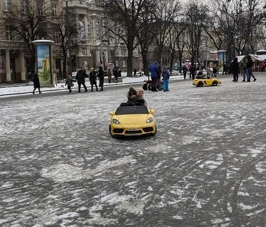 Заборони не працюють. Чому у Львові не штрафують за машинки перед Оперним театром