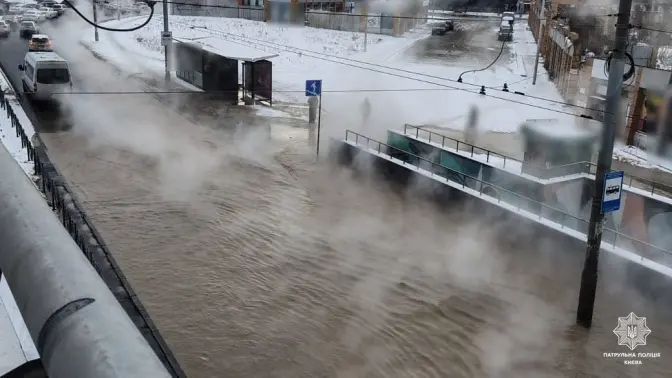 На Деміївці в Києві прорвало тепломережу