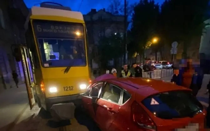Авто, де перебувала сім'я з дитиною, в’їхало у трамвай у Львові