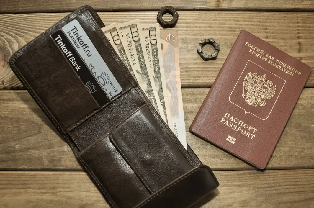 На Львівщині виявили українку з паспортом рф, яка хотіла вивезти понад 320 тисяч валюти