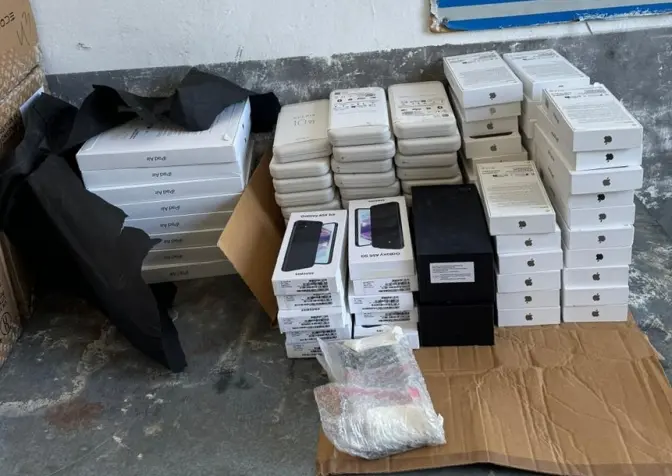 На кордоні на Львівщині вилучили понад 25 контрабандних Iphone 15