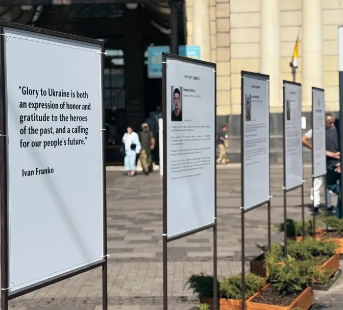 Перед вокзалом у Львові на стендах тепер щодня писатимуть про загиблих захисників
