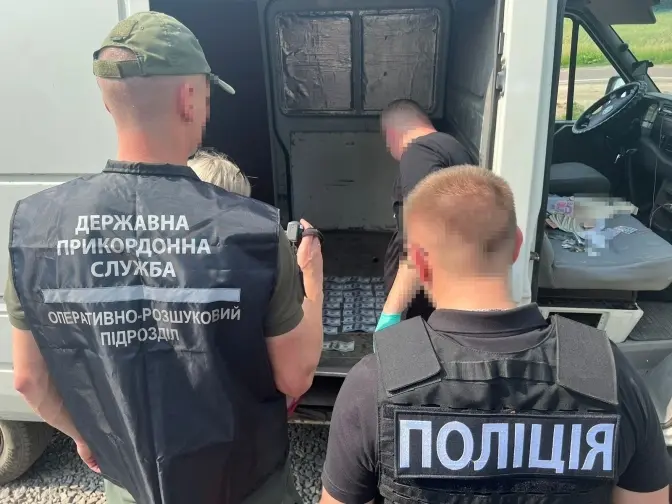 На Львівщині затримали жінку, яка вносила чоловіків в систему «Шлях» за 5500 доларів