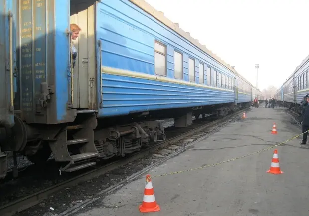 На Львівщині поїзд зіткнувся з автомобілем, що застряг на колії