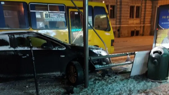 Водій в’їхав у зупинку громадського транспорту в центрі Львова