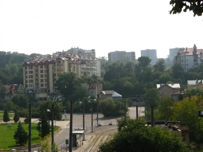Біля львівського парку незаконно приватизували будівлю на 500 квадратів і хотіли її продати