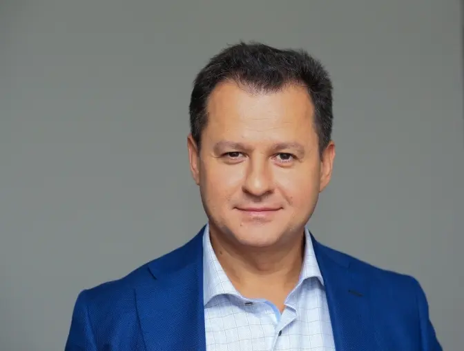 Нардеп зі Львова користується автівкою своєю помічниці, а його дружина – водія. Декларація