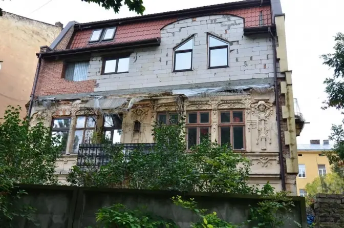 У Львові через відхилення від проєкту спотворився будинок на вулиці Тихій