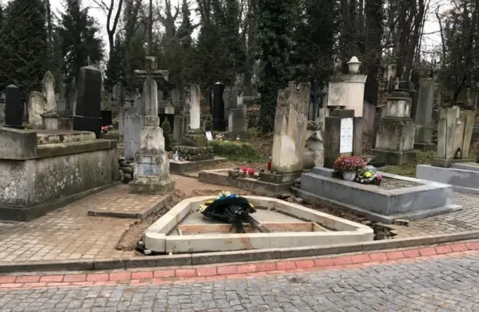 На Личаківському кладовищі зводять пам’ятник Мирославу Скорику. Фото
