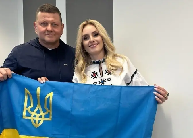 Валерій Залужний підписав українські прапори для львівської співачки Федишин