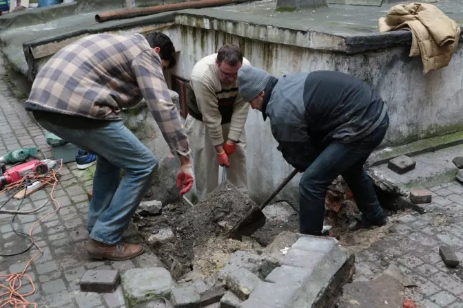 У центрі Львова під бруківкою знайшли єврейські надгробки. Фото