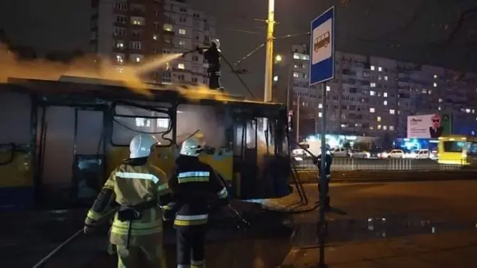 У Львові на вулиці Науковій вщент згорів тролейбус. Фото