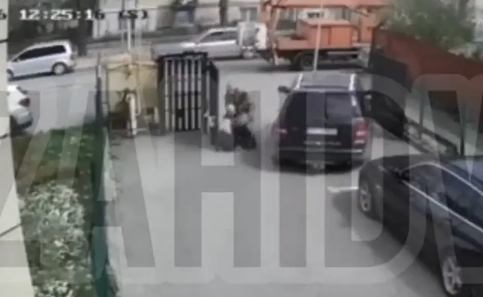 Наїзд автомобіля ТЦК на жінку / Скриншот з відео з соцмереж