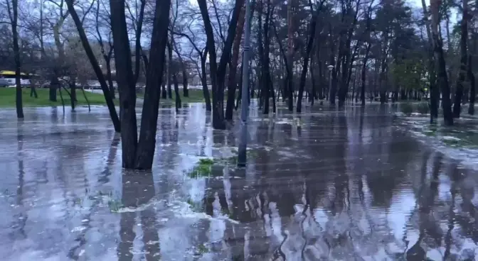 У Києві на проспекті Георгія Нарбута сталася аварія на водопровідній мережі, рух транспорту обмежений. ОНОВЛЕНО