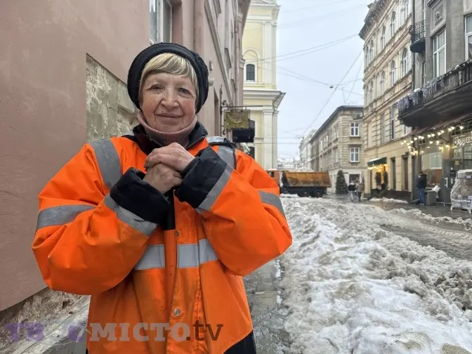 «Садовий на виборах обіцяв підняти зарплату, але маємо вісім тисяч», – львівські двірники про прибирання вулиць