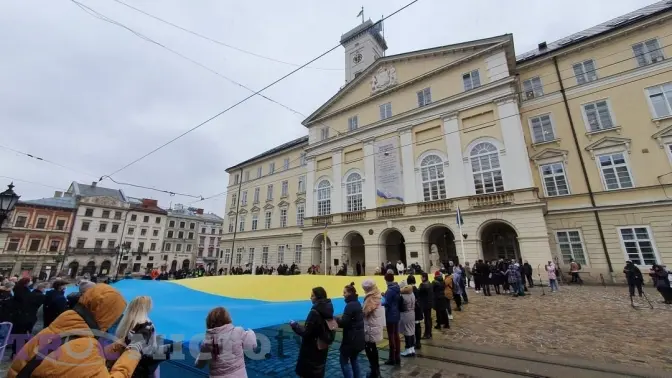 У центрі Львова заспівали Гімн та розгорнули синьо-жовтий прапор. Фото, відео