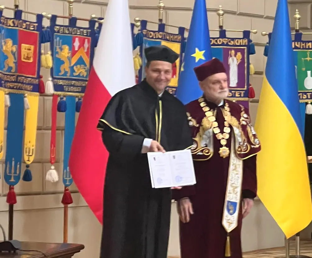 Радослав Сікорський та ректор ЛНУ ім. Івана Франка Роман Гладишевський / Фото зі сторінки Маркіяна Мальського