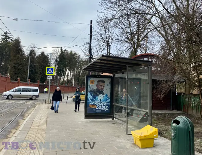 Зупинка, плитка і понижені бордюри: біля військових поховань у Львові облаштовують територію. Фото