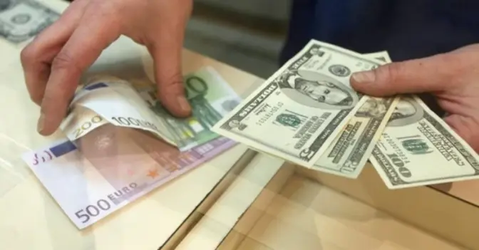 Українці знову можуть купувати готівкову валюту. НБУ скасував заборону