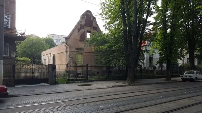У Львові самовільно почали розбирати віллу на Коновальця. Фото