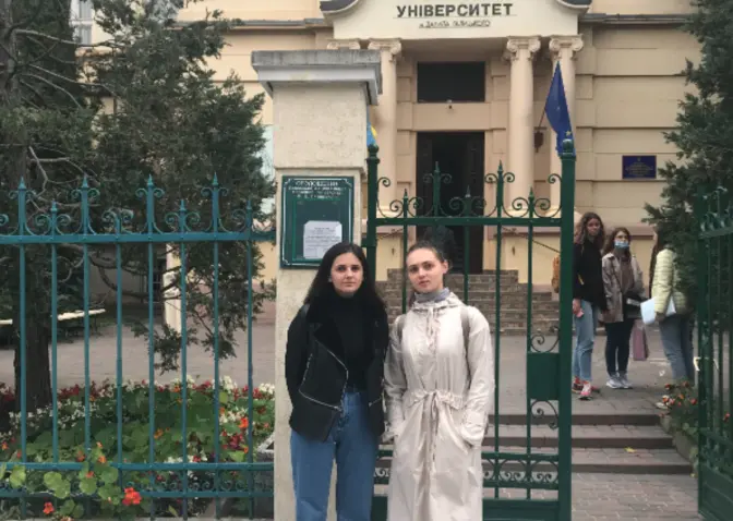 Львівські студентки допомогли врятувати чоловіка із зупинкою серця у трамваї