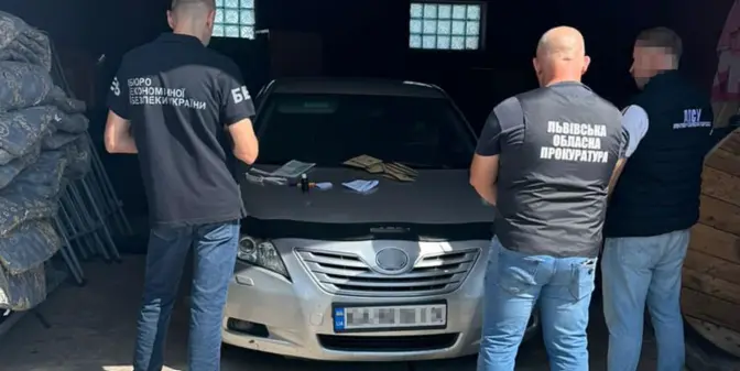 На Львівщині у автомобілі виявили підроблені 54 тис. доларів
