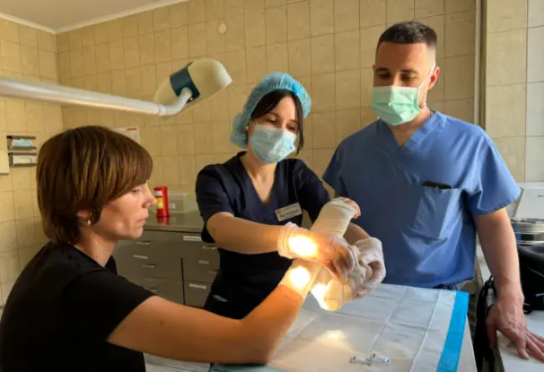 Після 8 років болю лікарі у Львові допомогли жінці повернутися до нормального життя