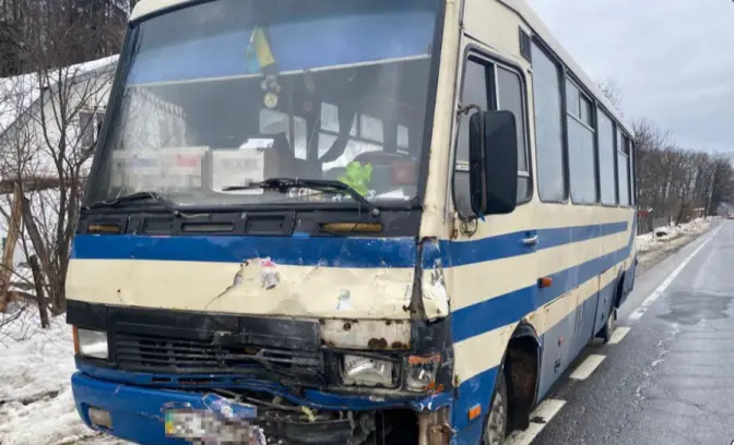 На Львівщині зіткнулися автобус та легковик. Двоє дітей травмовані