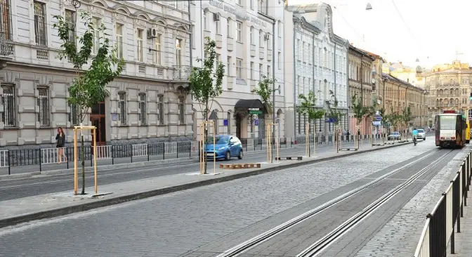 На Городоцькій з'явились вишні. В перспективі – клумби