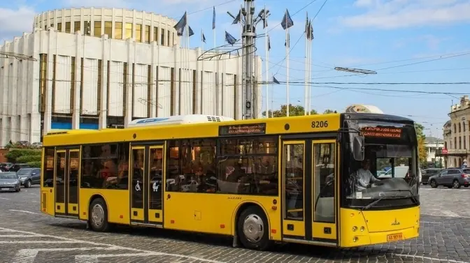 На вихідних у Києві тимчасово змінять схеми руху кількох автобусів та тролейбуса