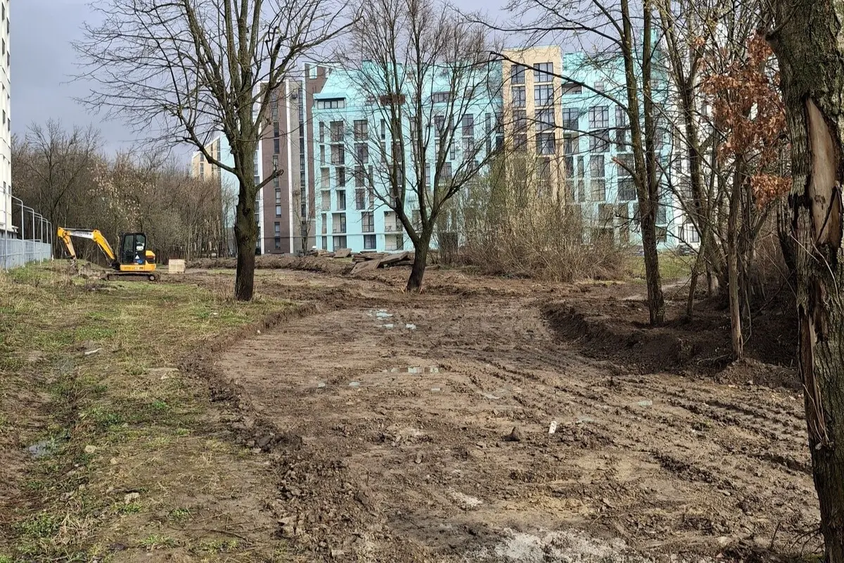 Фото: головна алея парку Архангела Михаїла/ЛМР