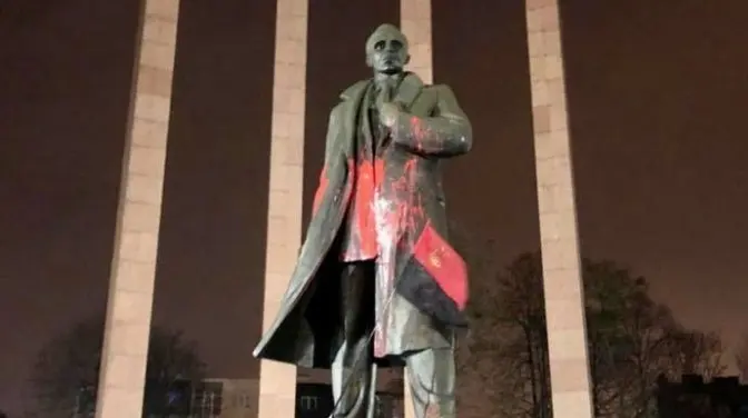 Суд виніс вирок курсанту, який облив фарбою пам’ятник Бандері у Львові