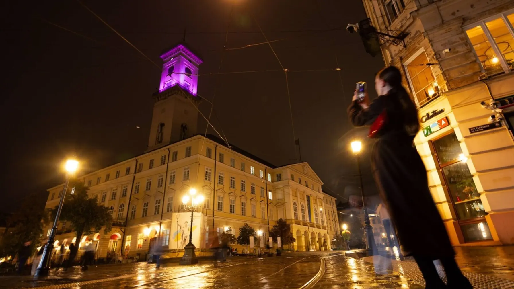 Львівську Ратушу підсвітил рожевим / фото: ЛМР