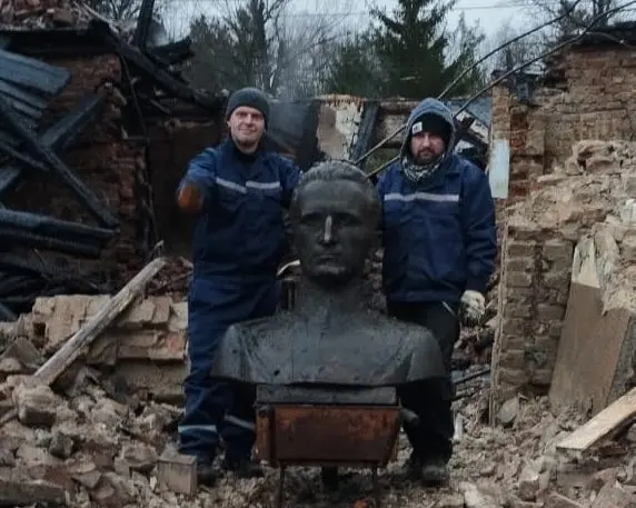 У Львові з-під завалів музею, який знищили росіяни, врятували бронзове погруддя Шухевича