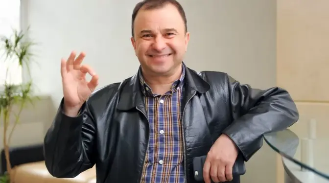 У мережі жартують, що скандал з перепусткою Віктора Павліка нагадав про існування співака