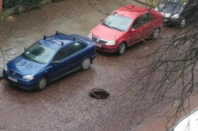 На вулиці Коновальця у Львові провалилася дорога. Доповнено