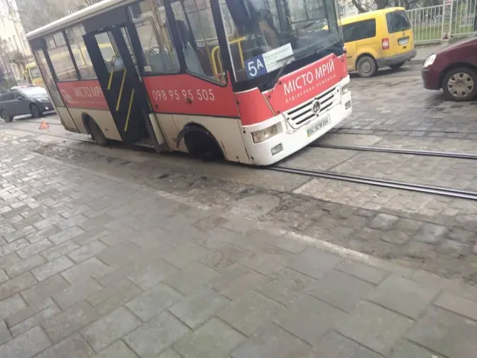 У Львові під час руху маршрутка втратила колесо. Фото