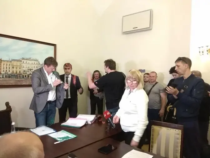Посадовці міськради, яких облили фарбою на виконкомі, звернулися в поліцію