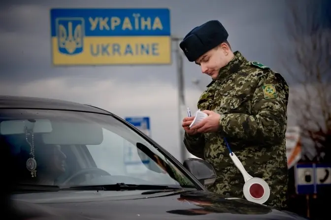 Які є зміни у правилах виїзду за кордон в січні та кого це стосується
