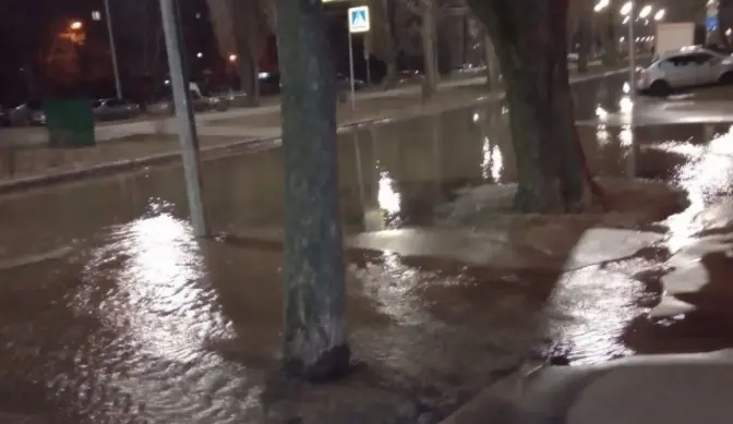 На Дарниці в Києві затопило вулицю, 10 будинків без води