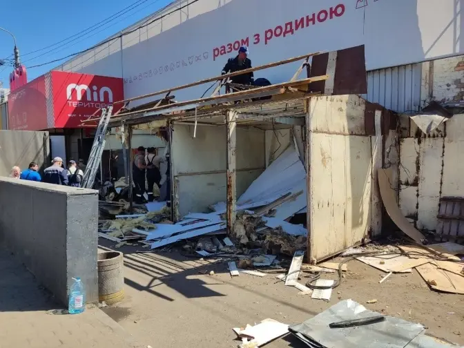 Біля станції метро «Академмістечко» прибирають 150 МАФів