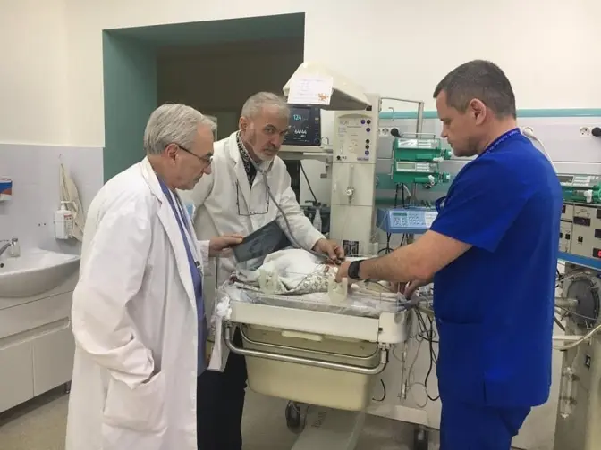 Львівські медики прооперували немовля з вадами черевної порожнини і серцем у правій частині
