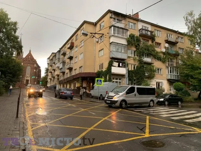 На перехресті вулиць Горбачевського – Котляревського нанесли розмітку-«вафельницю». Фото