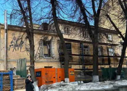 Біля "будинку з хлібною лавкою" у центрі Києва знову з’явилися будівельники та риштування