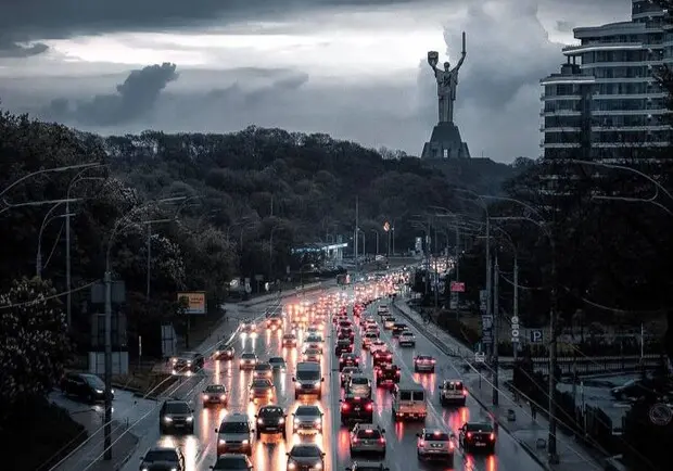 У Києві пів мільйона людей залишилися без світла після обстрілів