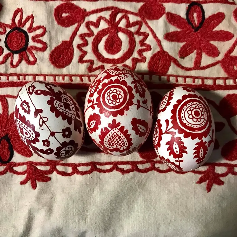 «Доки ми пишемо писанки, доти живе наш світ». Остап Лозинський про писання авторських писанок