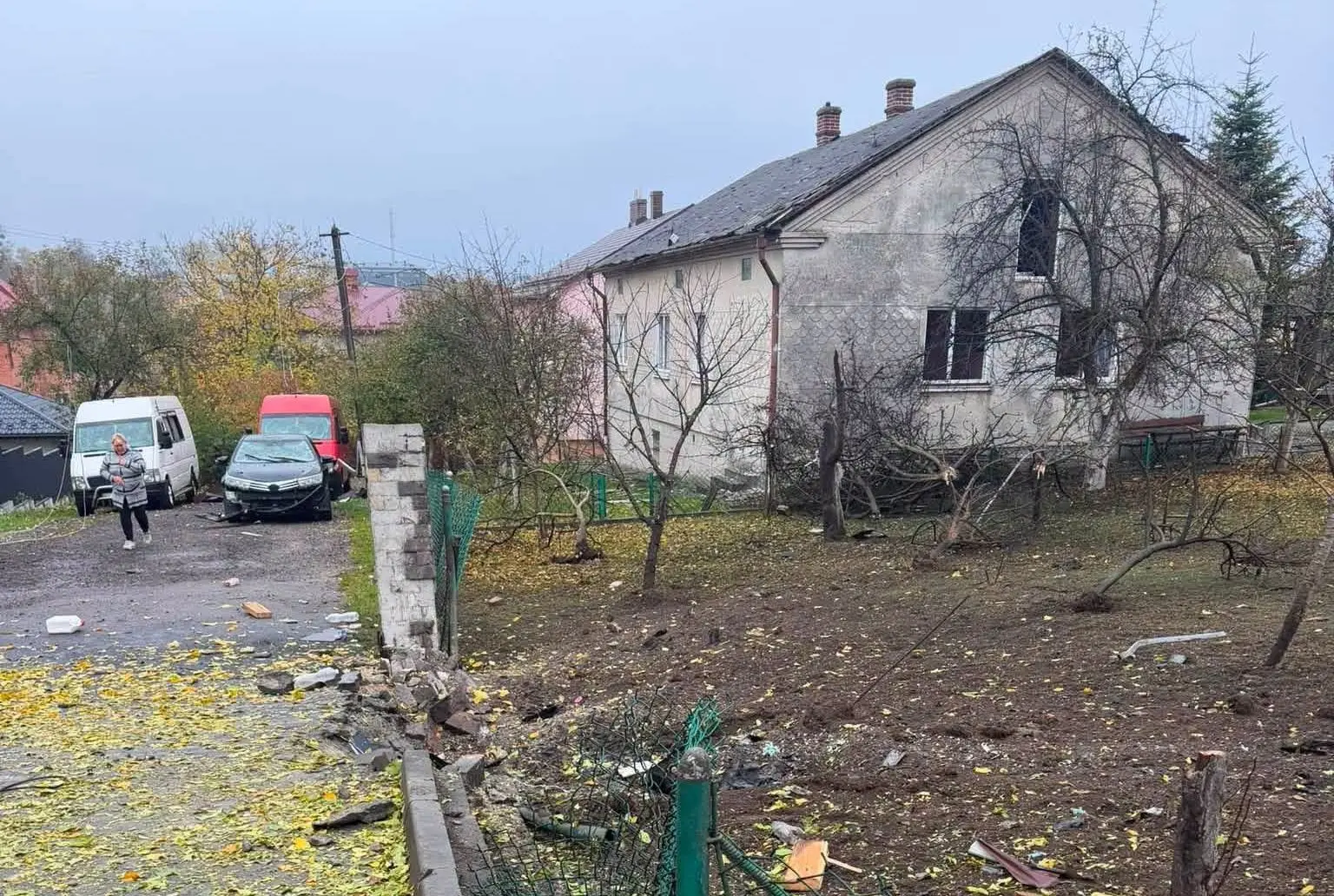 Внаслідок падіння ворожого дрона у Зубрі пошкоджені 11 житлових будинків, гараж та 8 автівок / фото: Ігор Зінкевич.