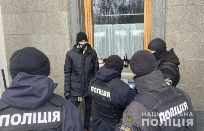Львів’янин кинув молоток у вікно будівлі Верховної Ради та хотів втекти